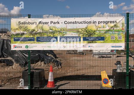 Salisbury, Wiltshire, Angleterre, Royaume-Uni. 2023. Panneaux d'information sur le chantier de construction de River Park, River Avon. Le plan est de réduire le risque d'inondation dans le Banque D'Images