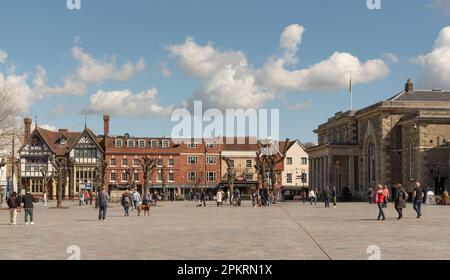 Salisbury, Wiltshire, Angleterre, Royaume-Uni. 2023. Les gens marchent sur la place du marché dans le centre-ville entouré de bâtiments historiques, le Guildhall, les magasins et o Banque D'Images