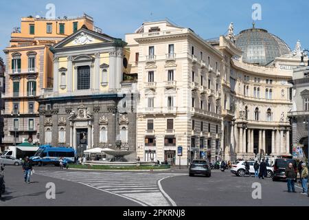 Italien, Neapel, Piazza Trieste e Trento, Chiesa de San Fernando, Links die Glaskuppel der Galleria Umberto I Banque D'Images