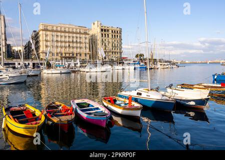 Italie, Neapel, Blick über den Hafen Porticciolo Santa Lucia auf die beiden Hôtels 'Grand Hotel Sainte Lucie' und 'Eurostars Hotel Excelsior' Banque D'Images