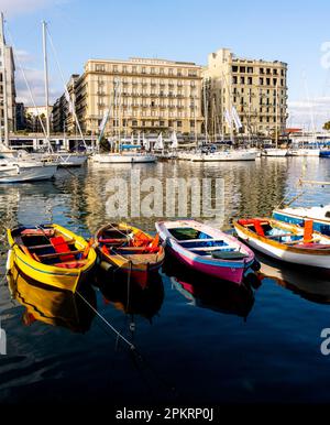 Italie, Neapel, Blick über den Hafen Porticciolo Santa Lucia auf die beiden Hôtels 'Grand Hotel Sainte Lucie' und 'Eurostars Hotel Excelsior' Banque D'Images