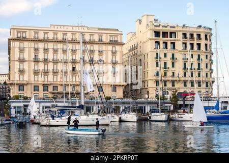 Italie, Neapel, Blick über den Hafen Porticciolo Santa Lucia auf die beiden Hôtels 'Grand Hotel Sainte Lucie' und 'Eurostars Hotel Excelsior' Banque D'Images