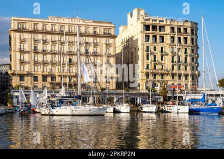 Italie, Neapel, Blick über den Hafen Porticciolo Santa Lucia auf die beiden Hôtels 'Grand Hotel Sainte Lucie' und 'Eurostars Hotel Excelsior' Banque D'Images