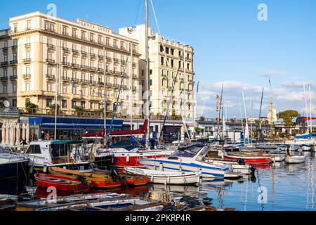 Italie, Neapel, Blick über den Hafen Porticciolo Santa Lucia auf die beiden Hôtels 'Grand Hotel Sainte Lucie' und 'Eurostars Hotel Excelsior' Banque D'Images