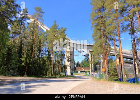 La partie supérieure de l'installation de saut à ski tours de saut à ski en été, Lahti en Finlande Banque D'Images