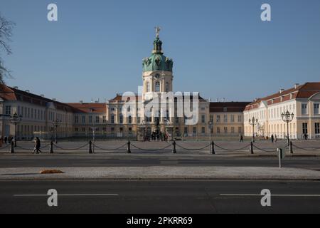 Berlin, Allemagne. 09th avril 2023. Tandis que le soleil se couche sur Schloss Charlottenburg sur 9 avril 2023, les habitants et les touristes ont apprécié le temps chaud pour explorer le palais et les jardins environnants. Le palais baroque du quartier berlinois de Charlottenburg est un chef-d'œuvre d'architecture et de design, avec des détails complexes et une décoration somptueuse à l'intérieur comme à l'extérieur. Les visiteurs se sont promenés le long des chemins des jardins formels, profitant de la beauté des fleurs et de l'ombre des arbres. (Photo de Michael Kuenne/PRESSCOV/Sipa USA) crédit: SIPA USA/Alay Live News Banque D'Images