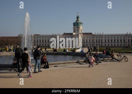 Berlin, Allemagne. 09th avril 2023. Tandis que le soleil se couche sur Schloss Charlottenburg sur 9 avril 2023, les habitants et les touristes ont apprécié le temps chaud pour explorer le palais et les jardins environnants. Le palais baroque du quartier berlinois de Charlottenburg est un chef-d'œuvre d'architecture et de design, avec des détails complexes et une décoration somptueuse à l'intérieur comme à l'extérieur. Les visiteurs se sont promenés le long des chemins des jardins formels, profitant de la beauté des fleurs et de l'ombre des arbres. (Photo de Michael Kuenne/PRESSCOV/Sipa USA) crédit: SIPA USA/Alay Live News Banque D'Images