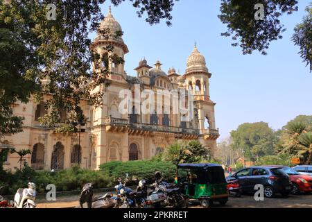 25 décembre 2022 - Vadodara, Baroda, Gujarat en Inde: Les gens visitent le palais Laxmi Vilas Banque D'Images