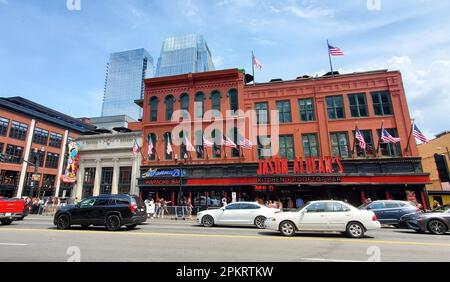 Nashville, Tennessee, États-Unis - 22 juin 2022 - la circulation et la foule en face de la cuisine et du bar sur le toit de Jason Aldean Banque D'Images