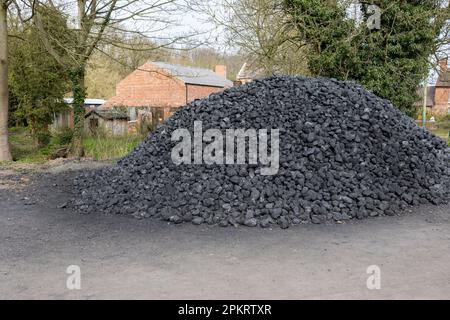 une pile de charbon dur devant la maison, fournit pour l'hiver Banque D'Images