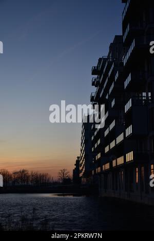 Immeuble d'appartements à Vestamager, Copenhague avec reflet du coucher du soleil Banque D'Images