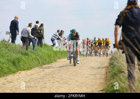 Compeigne, Roubaix, France. 9th avril 2023. Jumbo visma qui regarde de près toutes les escapades dans les premiers kilomètres lors de l'édition 120th de Paris Roubaix, France, 9th avril 2023, crédit :Chris Wallis/Goding Images/Alay Live News Banque D'Images