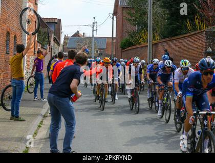 Compeigne, Roubaix, France. 9th avril 2023. Les choas des pavés avec des soingueurs offrant des bouteilles et des roues pendant l'édition 120th de Paris Roubaix, France, 9th avril, 2023, crédit:Chris Wallis/Goding Images/Alamy Live News Banque D'Images