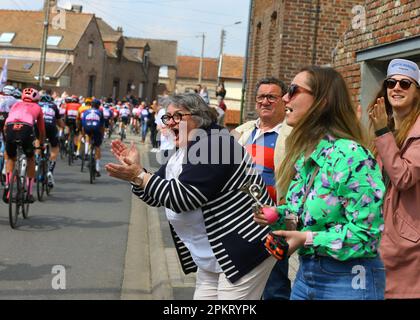 Compeigne, Roubaix, France. 9th avril 2023. Les fans ont montré leur soutien lors de l'édition 120th de Paris Roubaix, France, 9th avril, 2023, Credit:Chris Wallis/Goding Images/Alay Live News Banque D'Images