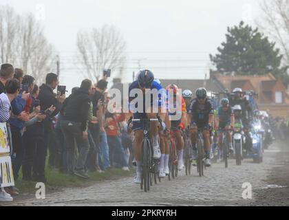 Compeigne, Roubaix, France. 9th avril 2023. Groupama - FDJ à la tête du groupe sur les pavés lors de l'édition 120th de Paris Roubaix, France, 9th avril 2023, crédit:Chris Wallis/Goding Images/Alamy Live News Banque D'Images