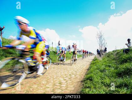 Compeigne, Roubaix, France. 9th avril 2023. Le peloton débouche quelques pavés lors de l'édition 120th de Paris Roubaix, France, 9th avril, 2023, Credit:Chris Wallis/Goding Images/Alay Live News Banque D'Images