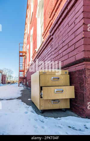 Matériel de bureau abandonné sur le territoire d'une ancienne usine à Moscou, en Russie Banque D'Images