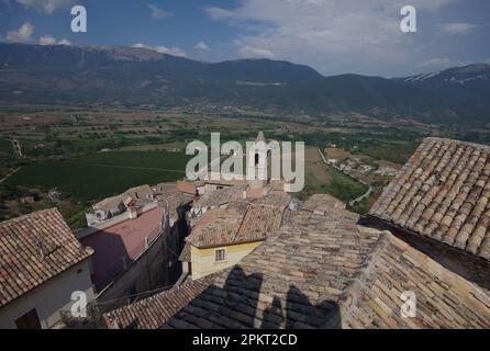 Les toits du petit village et la vallée environnante vus du sommet du château de Piccolomini à Capestrano (AQ) - Abruzzo Banque D'Images