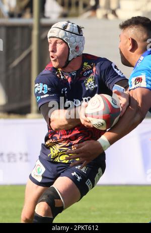 Tokyo, Japon. 9th avril 2023. Urayasu D-Rocks Fly Half Hayden Cripps passe le ballon pendant la Ligue japonaise de rugby une division deux jouer au large de la société contre-poti Toyota Industries navettes Aichi à Tokyo le Sunrday, 9 avril 2023. D-Rocks défait les navettes 31-12. Credit: Yoshio Tsunoda/AFLO/Alay Live News Banque D'Images