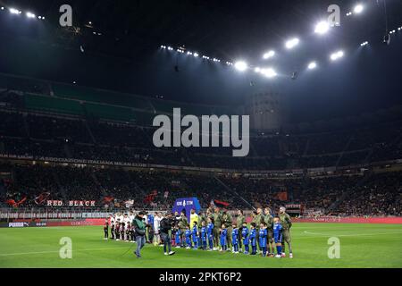 Milan, Italie, 7th avril 2023. Les joueurs et les officiels se font la queue avant le début du match de la série A à Giuseppe Meazza, à Milan. Le crédit photo devrait se lire: Jonathan Moscrop / Sportimage Banque D'Images