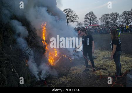 DIJKERHOEK - photo atmosphérique de l'éclairage du feu de Pâques dans le hameau de Dijkerhoek dans la municipalité de Rijssen - Holten. Un certain nombre d'incendies de Pâques n'ont pas pu se poursuivre ou ont dû être modifiés en raison des émissions d'azote. ANP VINCENT JANNINK pays-bas sortie - belgique sortie Banque D'Images