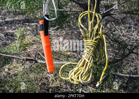 Équipement Bushcraft. Couteau et corde éclairés par le soleil. Banque D'Images