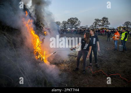 DIJKERHOEK - photo atmosphérique de l'éclairage du feu de Pâques dans le hameau de Dijkerhoek dans la municipalité de Rijssen - Holten. Un certain nombre d'incendies de Pâques n'ont pas pu se poursuivre ou ont dû changer en raison des émissions d'azote. ANP VINCENT JANNINK pays-bas sortie - belgique sortie Banque D'Images