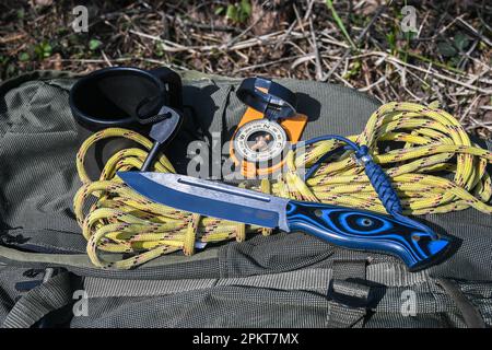 Équipement Bushcraft. Couteau et corde éclairés par le soleil. Banque D'Images