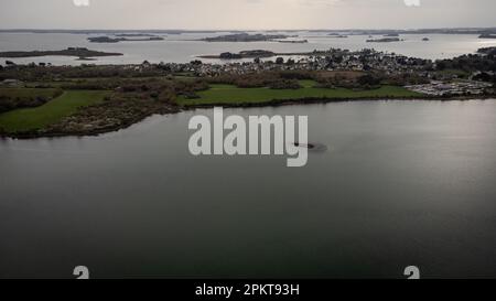 France, Bretagne, Morbihan, vannes, le 2022-03-28. Vue aérienne du paysage du parcours de golf du Morbihan et de la ville de vannes. Photographie de Marti Banque D'Images