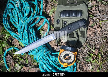 Équipement Bushcraft. Couteau et corde éclairés par le soleil. Banque D'Images