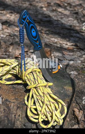 Équipement Bushcraft. Couteau et corde éclairés par le soleil. Banque D'Images