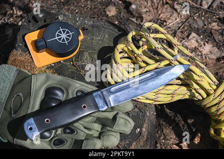 Équipement Bushcraft. Couteau et corde éclairés par le soleil. Banque D'Images