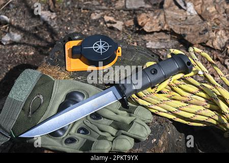 Équipement Bushcraft. Couteau et corde éclairés par le soleil. Banque D'Images