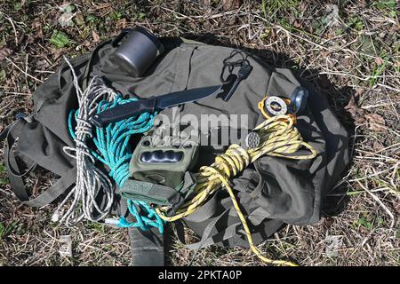 Équipement Bushcraft. Couteau et corde éclairés par le soleil. Banque D'Images