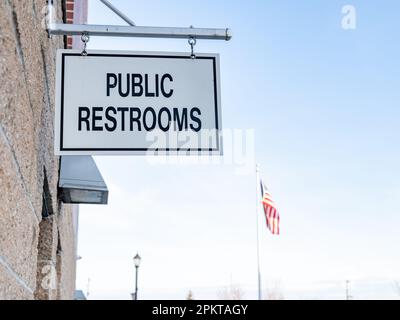 Panneau des toilettes publiques dans un parc local Banque D'Images