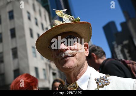 New York, États-Unis. 09th avril 2023. Un homme porte un chapeau décoré pendant la parade de Pâques et le Bonnet Festival à l'extérieur de St. Cathédrale de Patrick sur Fifth Avenue, New York, NY, 9 avril 2023. (Photo par Anthony Behar/Sipa USA) crédit: SIPA USA/Alay Live News Banque D'Images