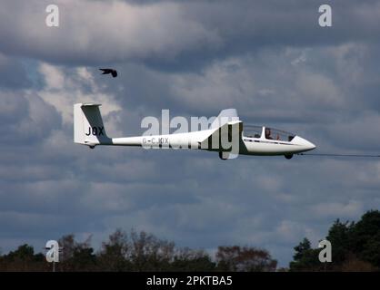 Un planeur ASK-21 Schleicher quitte un aérodrome privé à West Sussex Banque D'Images