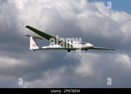 Un planeur ASK-21 Schleicher quitte un aérodrome privé à West Sussex Banque D'Images