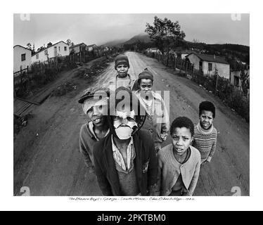 Un groupe de jeunes garçons pose pour la caméra dans une rue du canton de Blanco, près de George. Banque D'Images