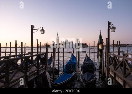 Vue sur l'église de San Giorgio Maggiore, une église bénédictine datant de 16th ans sur l'île du même nom, depuis le front de mer de Riva degli Schiavoni Banque D'Images