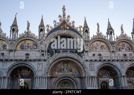 Détail architectural de la basilique cathédrale patriarcale Saint-Marc, communément appelée basilique Saint-Marc , l'église cathédrale de Venise Banque D'Images