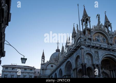 Détail architectural de la basilique cathédrale patriarcale Saint-Marc, communément appelée basilique Saint-Marc , l'église cathédrale de Venise Banque D'Images
