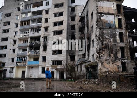 Olla, un résident de Borodyanka, se dresse devant des bâtiments détruits à Borodyanka. Malgré une libération d'un an de Borodyanka, une ville au nord-ouest de la capitale ukrainienne, Kiev, les habitants de Borodyanka n'ont pas retrouvé la normalité. Le processus de reconstruction a été régulier mais lent, les bâtiments détruits restent dans le centre-ville. De nombreux résidents vivent dans des bâtiments endommagés qui sont maintenant partiellement réparés, tandis que d'autres qui ont perdu leur maison vivent encore dans des logements temporaires. Les responsables sont toujours incertains du calendrier dans lequel ces personnes seront en mesure de rentrer chez elles. Borodyanka en était un Banque D'Images