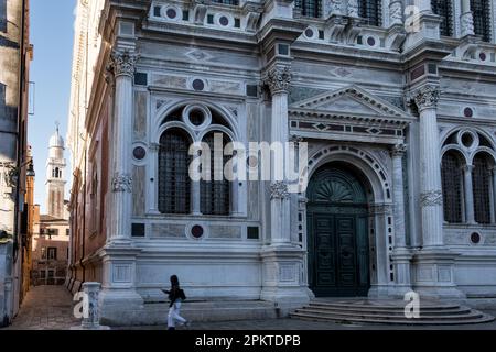 Vue sur l'église Saint Roch (Chiesa di San Rocco), une église catholique romaine dédiée à Saint Roch à Venise, dans le nord de l'Italie. Banque D'Images