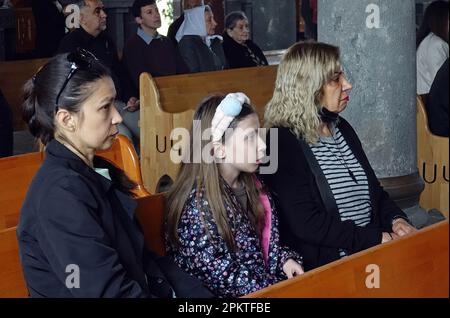 Les gens assistent à la messe des fêtes de Pâques à l'église arménienne Surp Giragos à Diyarbakir. Un très petit nombre d'Arméniens vivant dans la ville turque de Diyarbakir, ainsi que des Arméniens d'Estanbul et de l'étranger, ont célébré leur premier congé de Pâques après 8 ans à l'église Surp Giragos. L'église historique Surp Giragos, la plus grande église arménienne du Moyen-Orient et construite en 1376, a été endommagée et réparée de façon décente en 2015 lors de violents affrontements entre l'organisation armée kurde du PKK et les forces de sécurité turques dans le centre-ville. Banque D'Images