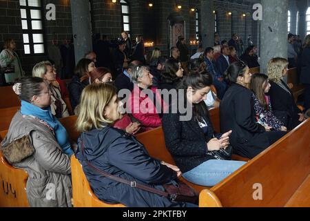 Les gens assistent à la messe des fêtes de Pâques à l'église arménienne Surp Giragos à Diyarbakir. Un très petit nombre d'Arméniens vivant dans la ville turque de Diyarbakir, ainsi que des Arméniens d'Estanbul et de l'étranger, ont célébré leur premier congé de Pâques après 8 ans à l'église Surp Giragos. L'église historique Surp Giragos, la plus grande église arménienne du Moyen-Orient et construite en 1376, a été endommagée et réparée de façon décente en 2015 lors de violents affrontements entre l'organisation armée kurde du PKK et les forces de sécurité turques dans le centre-ville. Banque D'Images