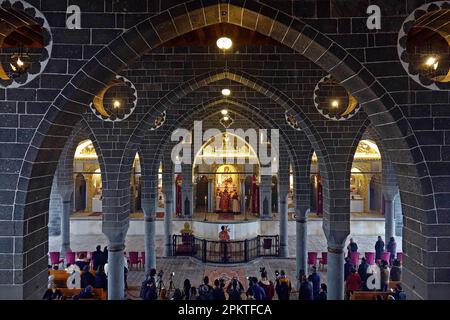 Les dévotés assistent à la messe de célébration des fêtes de Pâques à l'église Surp Giragos à Diyarbakir. Un très petit nombre d'Arméniens vivant dans la ville turque de Diyarbakir, ainsi que des Arméniens d'Estanbul et de l'étranger, ont célébré leur premier congé de Pâques après 8 ans à l'église Surp Giragos. L'église historique Surp Giragos, la plus grande église arménienne du Moyen-Orient et construite en 1376, a été endommagée et réparée de façon décente en 2015 lors de violents affrontements entre l'organisation armée kurde du PKK et les forces de sécurité turques dans le centre-ville. Banque D'Images