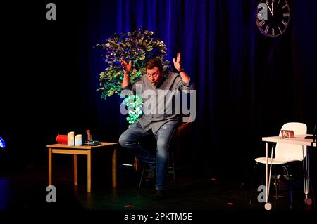 Thomas Böttcher beim Gastspiel „Böstandsaufnahme“– Anlauf statt Gleitgel in der Comödie. Dresde, 08.04.2023 Banque D'Images