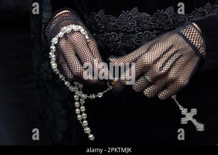 Setenil de las Bodegas, Espagne. 08th avril 2023. Une femme espagnole portant des gants de dentelle tient son rosaire avant le début d'une procession pendant la semaine sainte, connue sous le nom de Semana Santa, 8 avril 2023 à Setenil de las Bodegas, Espagne. Les résidents du petit village de Setenil vivent dans des maisons troglodytiques depuis les temps néolithiques. Crédit : Richard Ellis/Richard Ellis/Alay Live News Banque D'Images