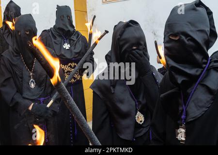 Setenil de las Bodegas, Espagne. 08th avril 2023. Nazarenos portant des capuches et des torches se préparent à une procession pendant la semaine sainte, connue sous le nom de Santa Semana, 8 avril 2023 à Setenil de las Bodegas, Espagne. Les résidents du petit village de Setenil vivent dans des maisons troglodytiques depuis les temps néolithiques. Crédit : Richard Ellis/Richard Ellis/Alay Live News Banque D'Images